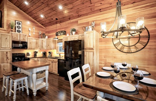 Gatlinburg Cabin | Newer Construction! 2 Bedroom Luxury Cabin- 1 Mile from Downtown