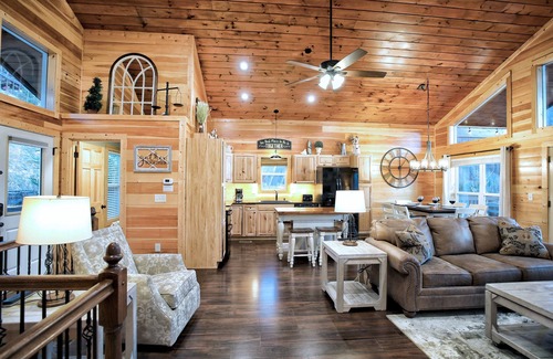 Gatlinburg Cabin | Newer Construction! 2 Bedroom Luxury Cabin- 1 Mile from Downtown
