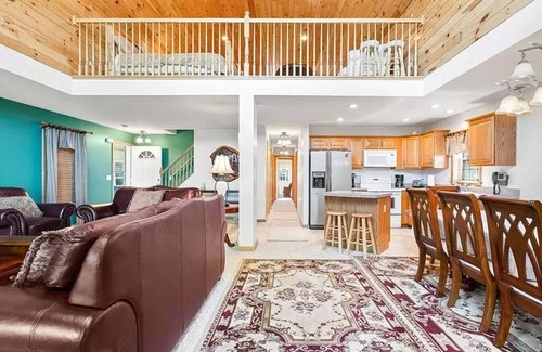 Anchorville House | Newer Cottage on the Lake, ample space for boats