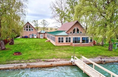Anchorville House | Newer Cottage on the Lake, ample space for boats