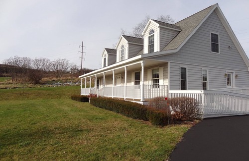 Oneonta House | Newer Country Home In Scenic Setting Close to Dreams Park and All Star Village.