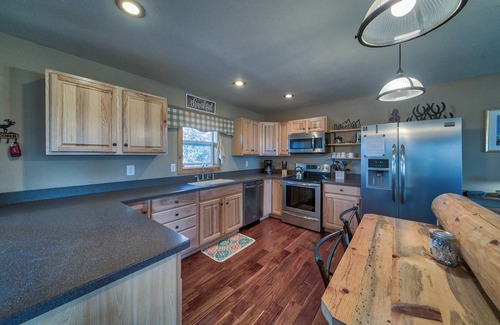 Cody Cabin | Newer Cozy Cabin; Private & Under 10 Minutes to Cody!