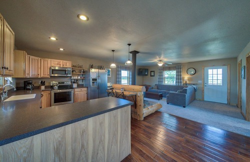 Cody Cabin | Newer Cozy Cabin; Private & Under 10 Minutes to Cody!