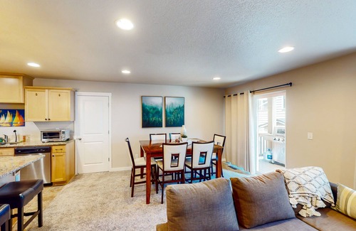 Cascade Locks House | Newer, dog-friendly home with firepit, mountain view, & great location