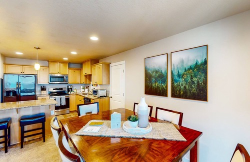 Cascade Locks House | Newer, dog-friendly home with firepit, mountain view, & great location