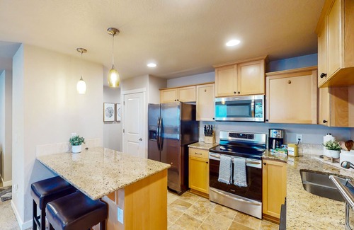 Cascade Locks House | Newer, dog-friendly home with firepit, mountain view, & great location