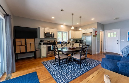 West Alton House | NEWER LAKEFRONT- 4 season home sleeps 6