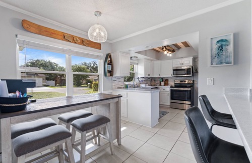 Crystal River House | Newer Listing! 3bed 2bath Waterfront, Salt Water Heated Pool-Crystal River