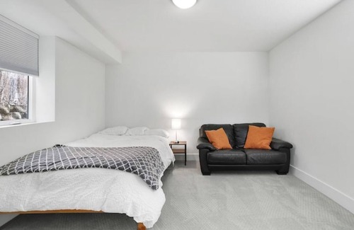 Sellwood-Moreland House | Newer Modern unit - In the Heart of Sellwood