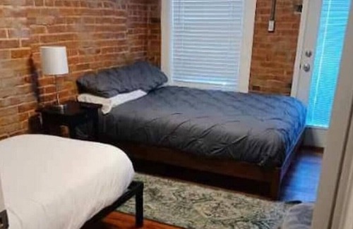 Columbus Park House | Newest KC Unit 3 · Entire Building Downtown- sleeps 16!