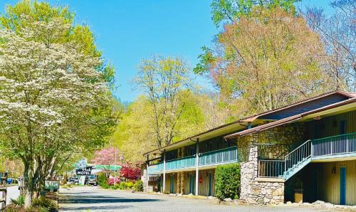 Cherokee Hotel | Newfound Lodge on the river
