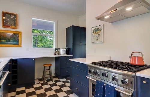 Leland House | NEWJust Renovated Cottage Gem Leland Walk2town & beaches Chic cottage Modern