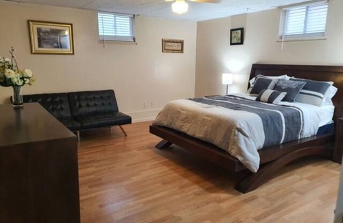 Lamar Heights Area House | Newland Comfortable Roomy Home 5 bedrooms, 2 bath