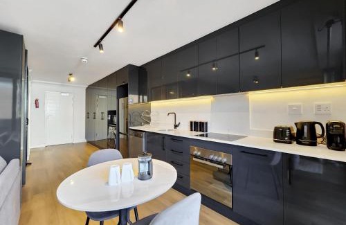 Claremont Apartment | Newlands Peak Modern 1BR - Pool Gym Workspaces