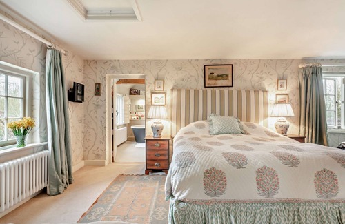 Chippenham Apartment | Newleaze Farm is an impressive family farmhouse with a large garden in a private rural setting.