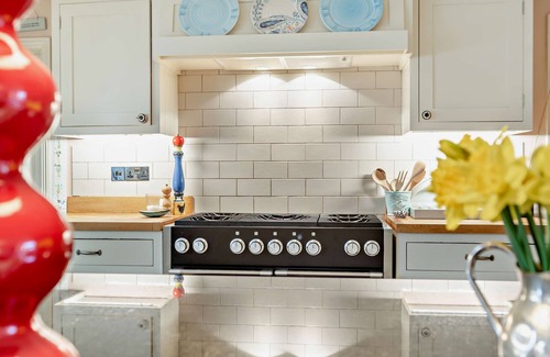 Chippenham Apartment | Newleaze Farm is an impressive family farmhouse with a large garden in a private rural setting.