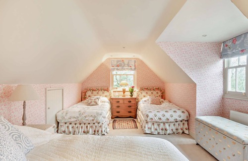 Chippenham Apartment | Newleaze Farm is an impressive family farmhouse with a large garden in a private rural setting.