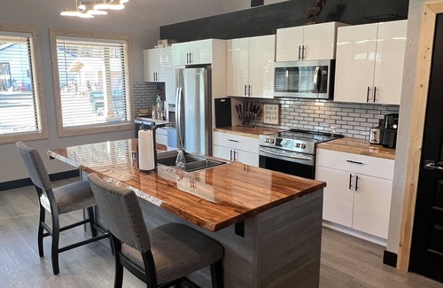 Conconully House | Newley built modern home. Close to lakes and down town food and restaurants.