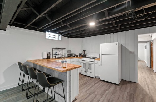 Milwaukee Apartment | Newley Remodeled 1 Bedroom Apartment -Near Wauwatosa, Free Parking