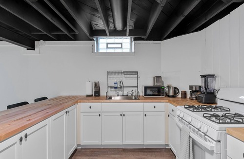 Milwaukee Apartment | Newley Remodeled 1 Bedroom Apartment -Near Wauwatosa, Free Parking