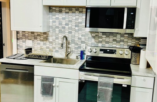 Springfield House | Newly Beautiful renovated first floor apartment getaway