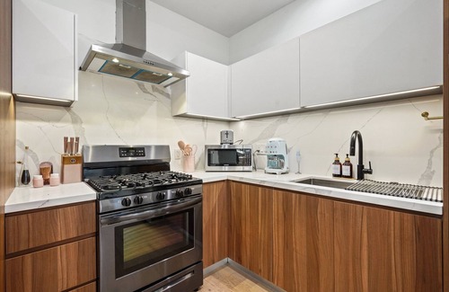 Mar Vista House | Newly Built 2 Bedroom 2.5 Bath House w/Modern Finishes Pet and Family Friendly