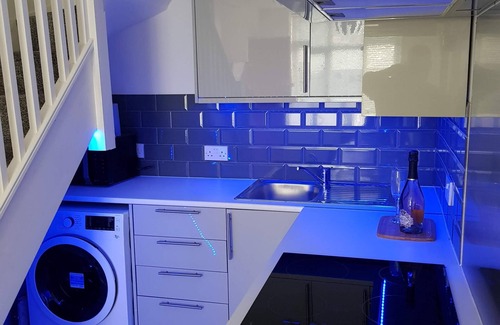 Beddington North Apartment | Newly built 2 Bedroom apartment 30 mins to central london- free parking-