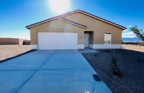 Fort Mohave House | Newly Built 4 Bed Home near the river-centrally located near shopping and dining