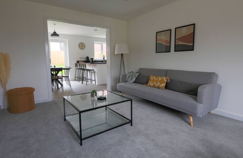 Old St Mellons House | Newly Built 4Bed House 15 mins to Newport/Cardiff