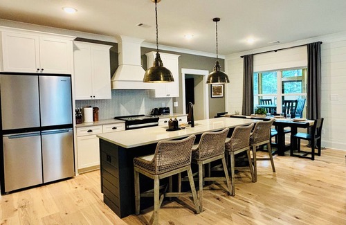 Watkinsville House | Newly Built 5 BR, 6 Miles to UGA, Fire Pit, Sauna, Game Room.
