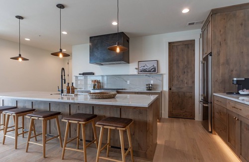 Driggs Condo | *Newly Built*Basin Three Peaks Teton Suites⁓HotTub ⁓ Rooftop Deck ⁓ Sleeps 14-20