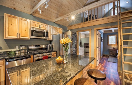 Morrisville Cabin | Newly Built Cabin w/Hot Tub - 16 Mi to Stowe Mtn!