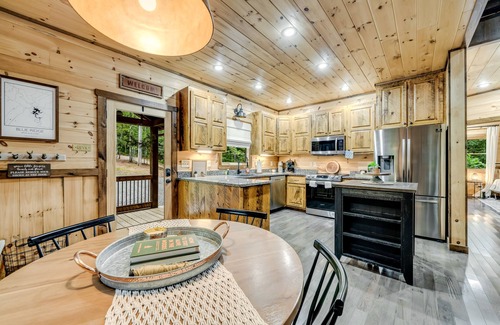 Epworth Cabin | Newly-built cabin with seasonal mountain views, a private hot tub and fireplaces