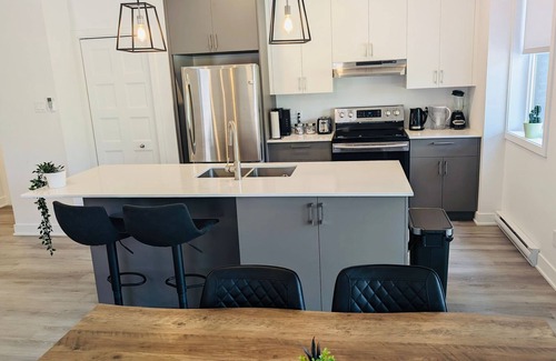 Sainte-Catherine Condo | Newly built condo, with excellent natural light, 20 minutes from the airport.
