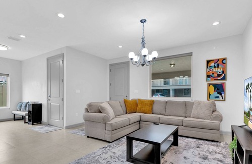 Brownsville House | Newly Built Contemporary Villa