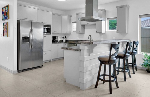 Brownsville House | Newly Built Contemporary Villa