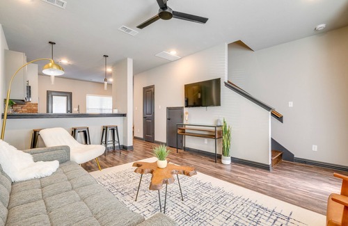 College Station Condo | Newly Built 'Corner Hideaway' 3 Mi to Texas A & M