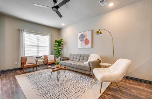 College Station Apartment | Newly Built Corner Hideaway 3 Mi to Texas A and M