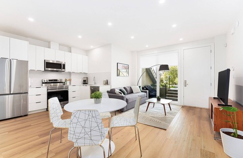 Lower Lonsdale House | NEWLY Built Cozy and Modern Guest Suite Retreat