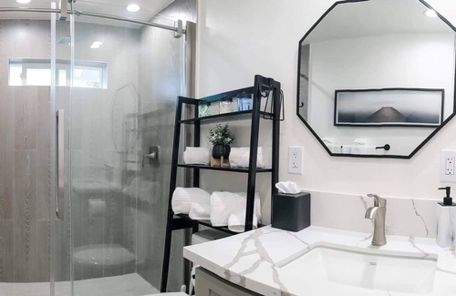 Simi Valley House | Newly built guest house with full kitchen and washer/dryer