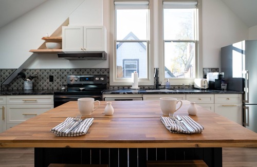 Baker House | Newly Built Guest House - Baker Neighborhood