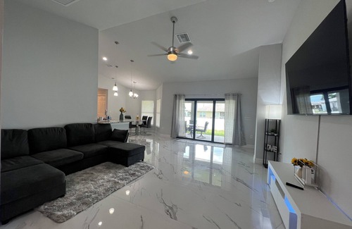 Sunshine House | Newly built home near SWIFlorida airport