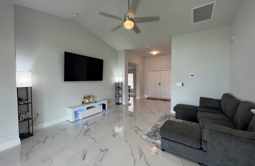Sunshine House | Newly built home near SWIFlorida airport