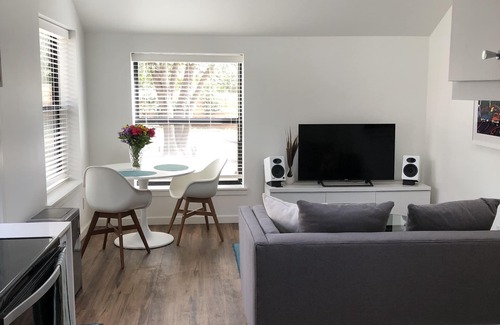 Allandale House | Newly built, International Modern Guest Home w/laundry & gym in Central Austin