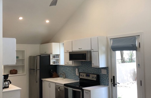 Allandale House | Newly built, International Modern Guest Home w/laundry & gym in Central Austin