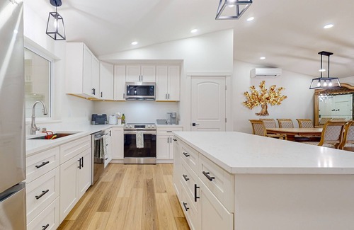 Cle Elum House | Newly-built lakefront home with fire pit, grill, & lake access