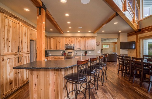 Leavenworth Cabin | Newly built lodge on the river, dog friendly cabin, sleeps up to 10 guests