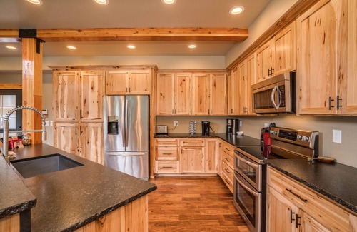 Leavenworth Cabin | Newly built lodge on the river, dog friendly cabin, sleeps up to 10 guests