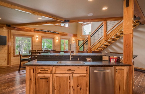Leavenworth Cabin | Newly built lodge on the river, dog friendly cabin, sleeps up to 10 guests