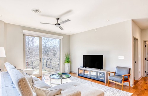 Historic Montford Apartment | Newly built loft near downtown with WiFi, rooftop deck, gas grills & city views
